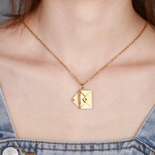 Sofia - Collier pendentif géométrique avec enveloppe