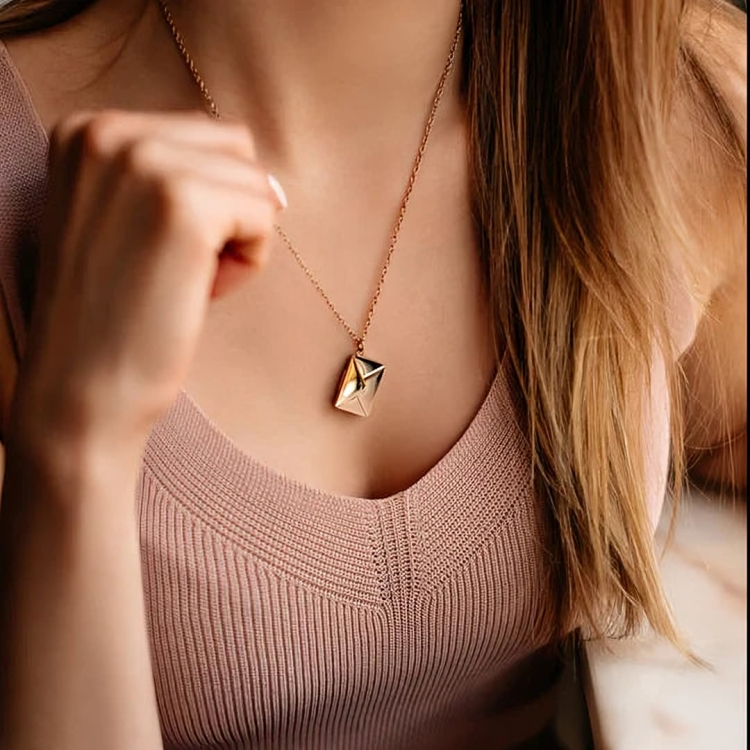 Sofia - Collier pendentif géométrique avec enveloppe