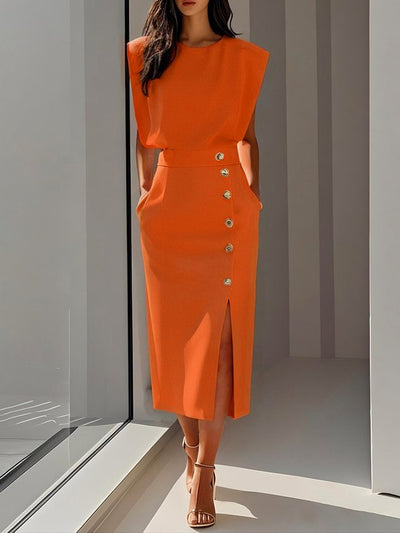 Solid color midi dress with button slit and round neckline
